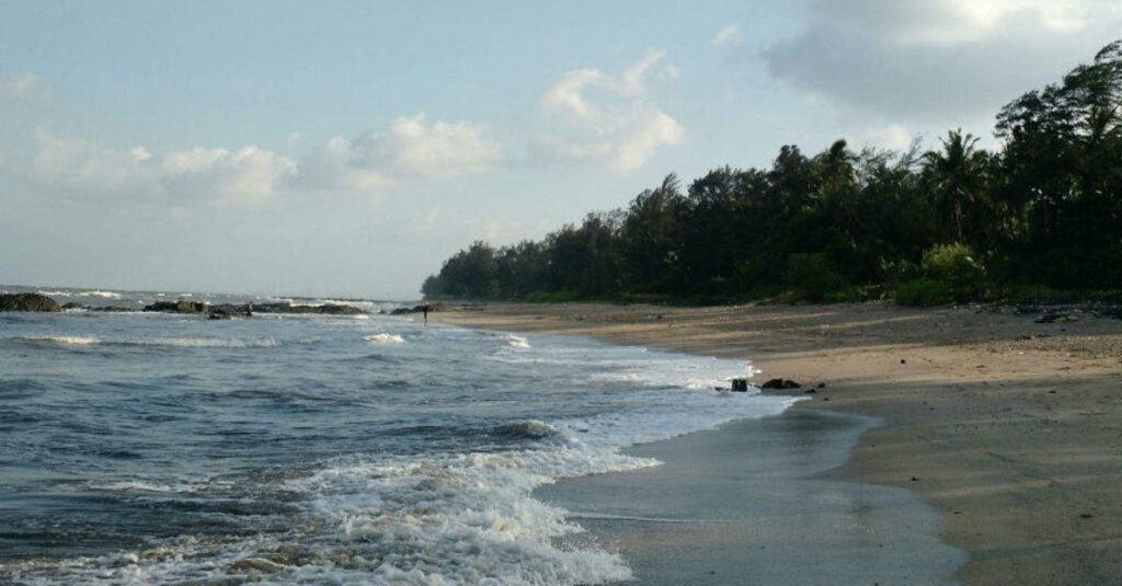 Kihim Beach covered in 1 day Mumbai to Alibaug sightseeing tour