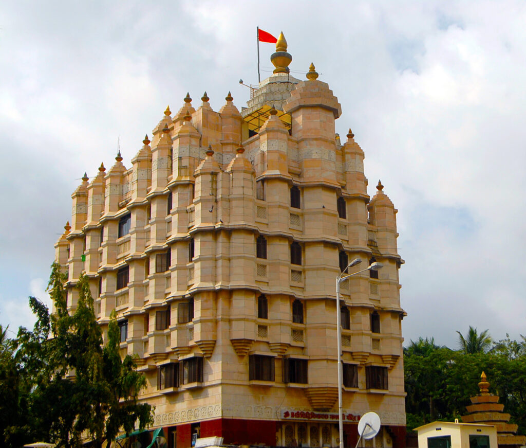 Shri Siddhivinayak Temple Visit during Mira-Bhayandar to Mumbai Darshan tour package by cab