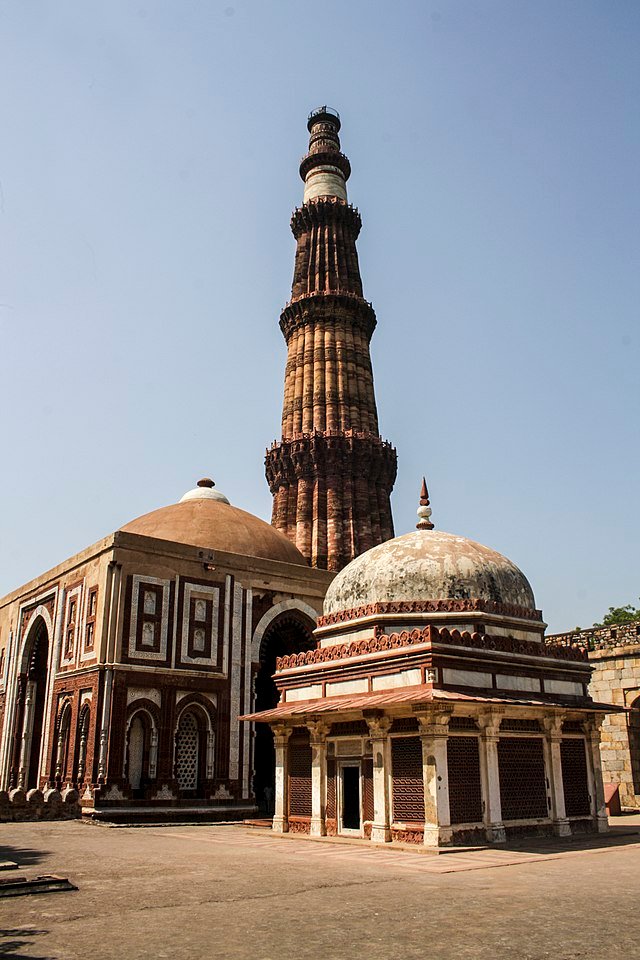 Qutub Minar visit in Delhi Darshan tour