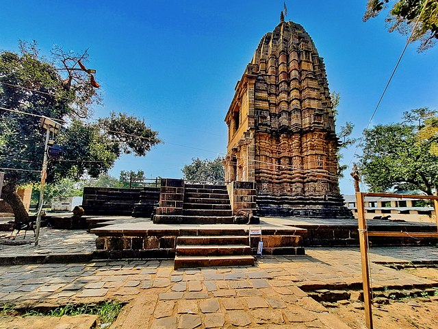 Siddhnath Temple Visit during One day Bhopal to Omkareshwar trip by cab